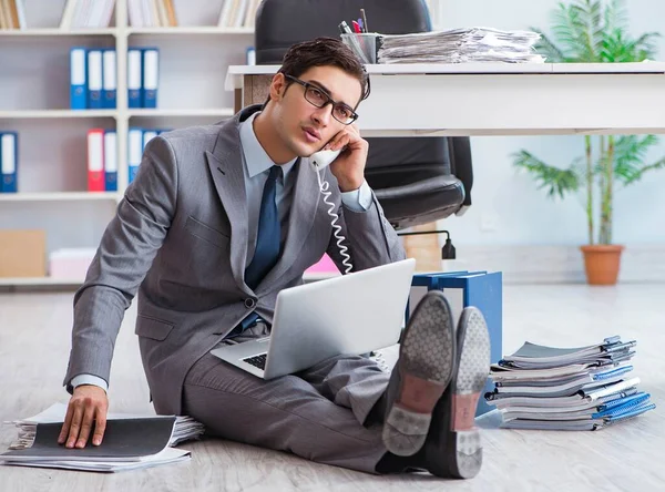 Empresario trabajando y sentado en el piso en la oficina —  Fotos de Stock