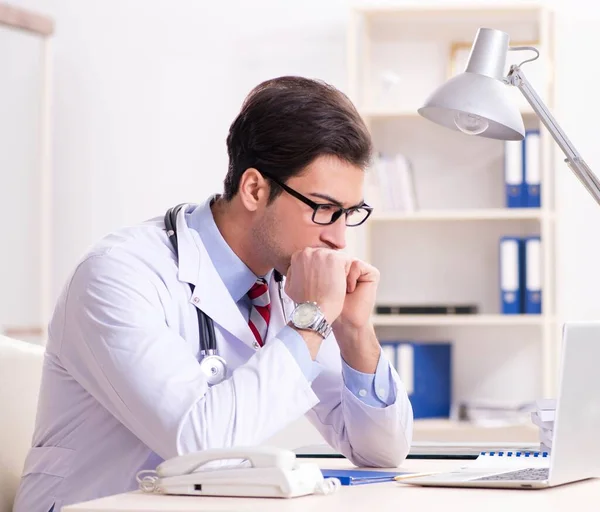 Joven médico guapo trabajando en la habitación del hospital — Foto de Stock