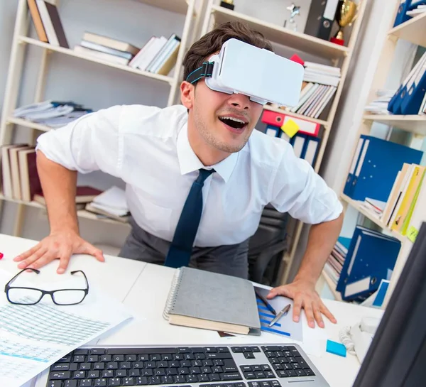 Empregado assistindo filme em óculos de realidade virtual vr — Fotografia de Stock