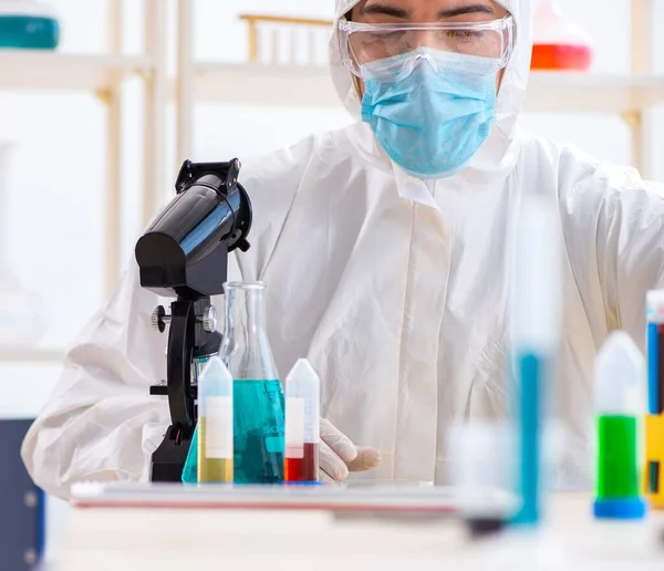 Jovem estudante de química que trabalha em laboratório em produtos químicos — Fotografia de Stock