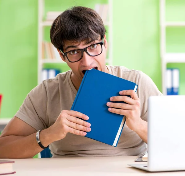 Étudiant se préparant aux examens universitaires — Photo