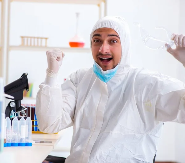 Junge Chemiestudentin arbeitet im Chemielabor — Stockfoto