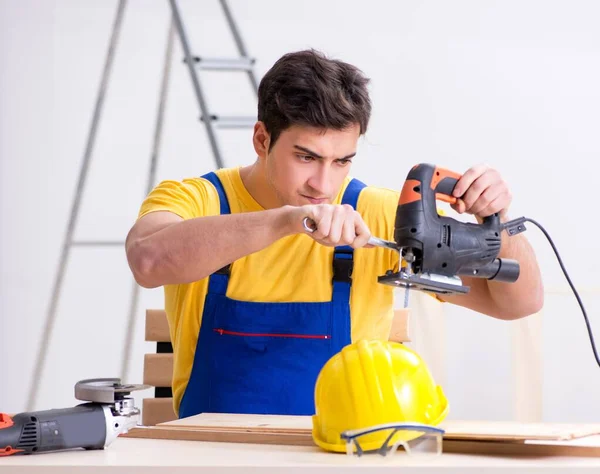 Fußbodenreparateur enttäuscht von seiner Arbeit — Stockfoto