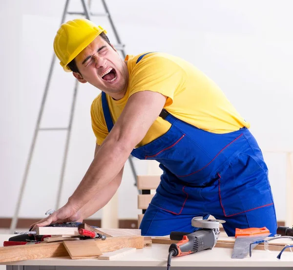 Reparador de piso decepcionado con su trabajo —  Fotos de Stock