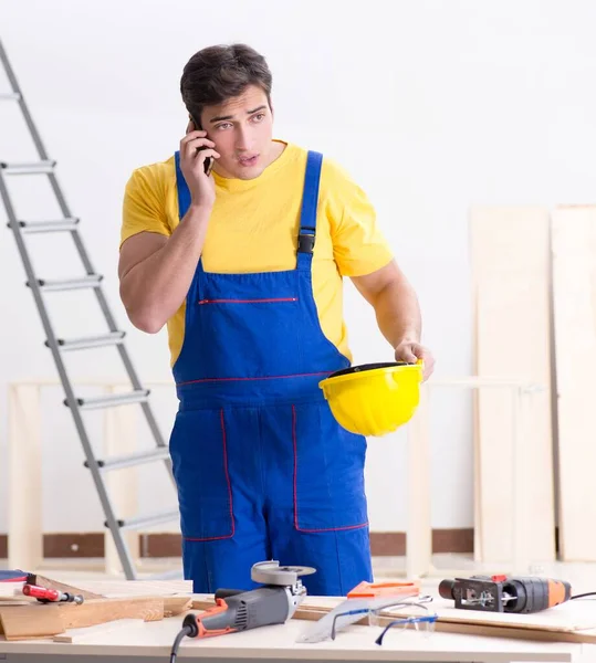 Fußbodenreparateur enttäuscht von seiner Arbeit — Stockfoto