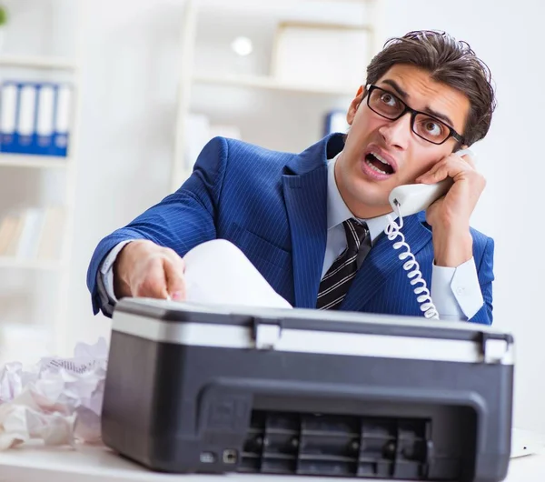 Geschäftsmann wütend über Kopiermaschine, die Papiere klemmt — Stockfoto