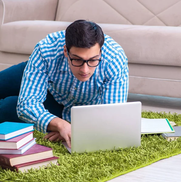 Estudiante haciendo MBA distancia formación en línea — Foto de Stock