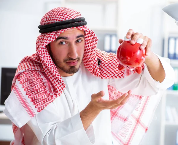 Arabischer Geschäftsmann arbeitet im Büro — Stockfoto