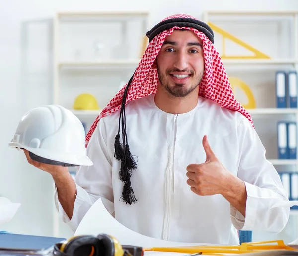 Ingegnere arabo al lavoro su un nuovo progetto — Foto Stock