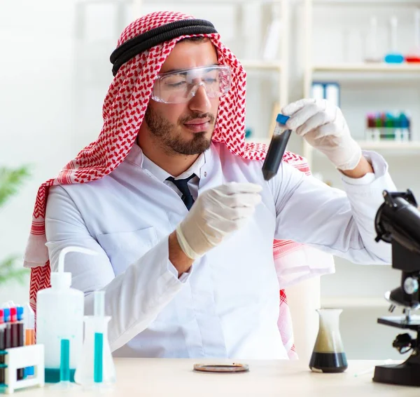 Arabischer Chemiker testet Qualität von Ölbenzin — Stockfoto