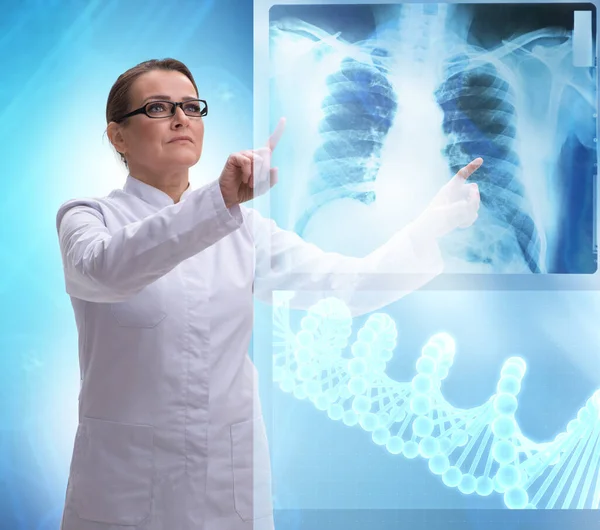 Žena lékař v telemedicíně futuristický koncept — Stock fotografie