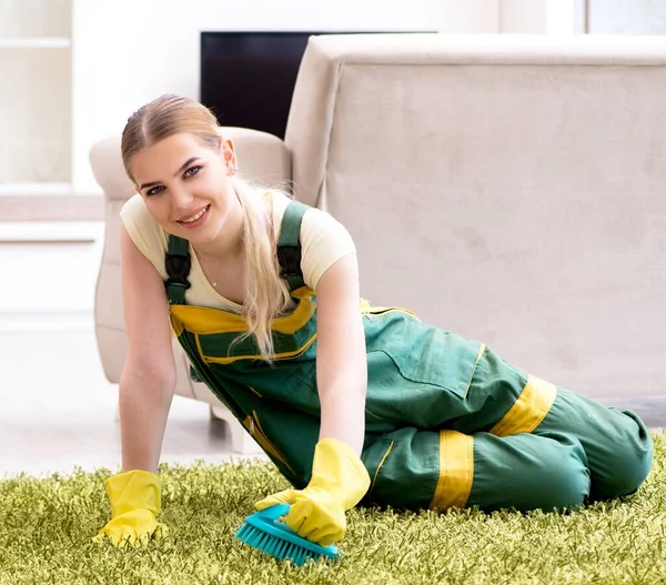 Alfombra limpiadora femenina profesional — Foto de Stock
