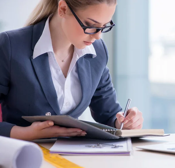 Empresaria trabajando en su escritorio en la oficina — Foto de Stock