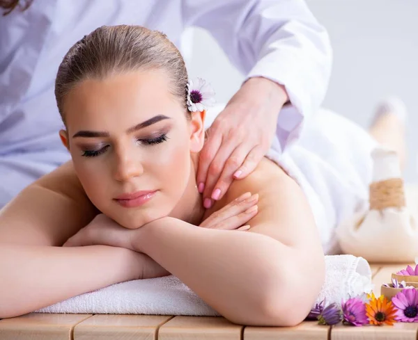 Vrouw tijdens massage sessie in spa — Stockfoto