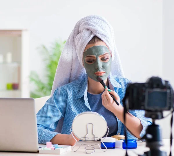 Beauty-Bloggerin nimmt Video für Vlog auf — Stockfoto