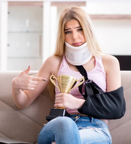 Mulher ferida durante jogo desportivo — Fotografia de Stock