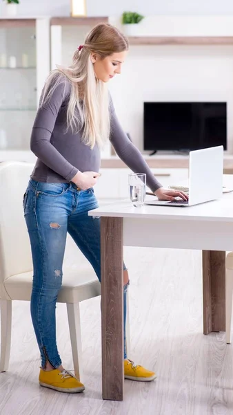 Mulher grávida em casa se preparando para o parto — Fotografia de Stock