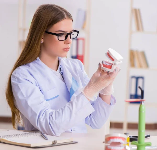 Estudiante de Odontología practicando habilidades en el aula — Foto de Stock