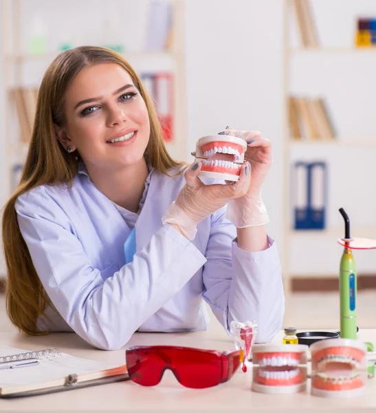 Dentistry student practicing skills in classroom — Stock Photo, Image