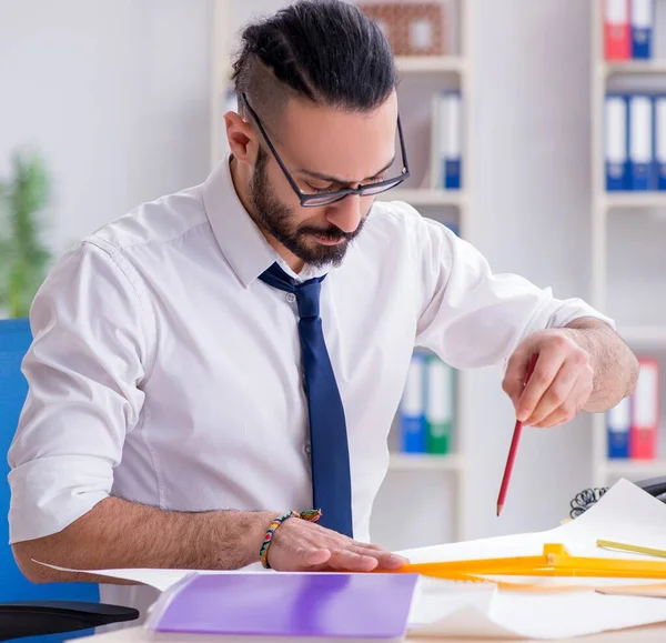 Arquiteto trabalhando em seu estúdio em um novo projeto — Fotografia de Stock