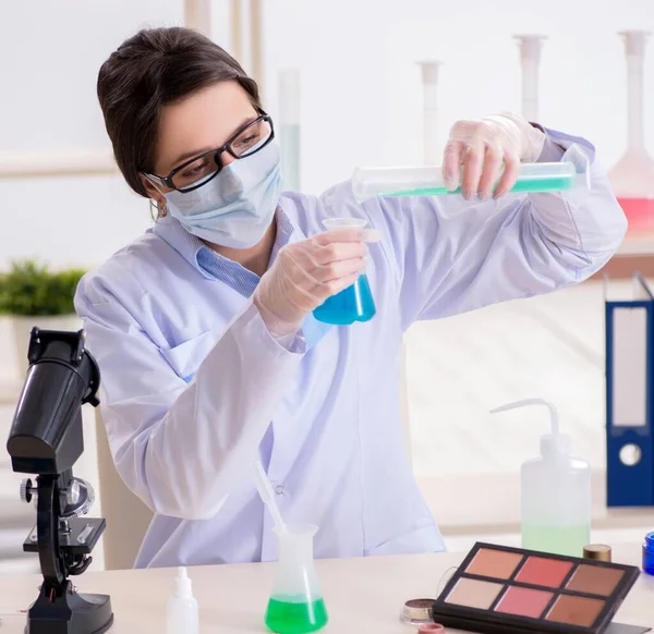 Laboratório químico verificando produtos de beleza e maquiagem — Fotografia de Stock