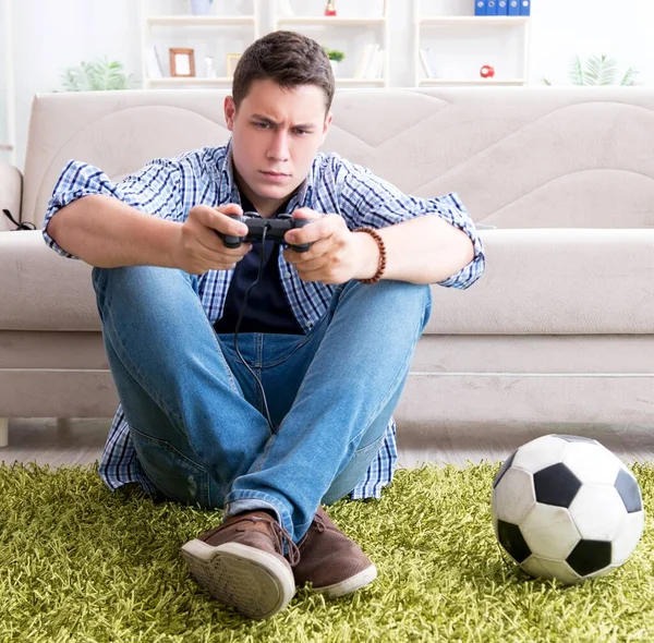 Ung man spelar dataspel hemma — Stockfoto