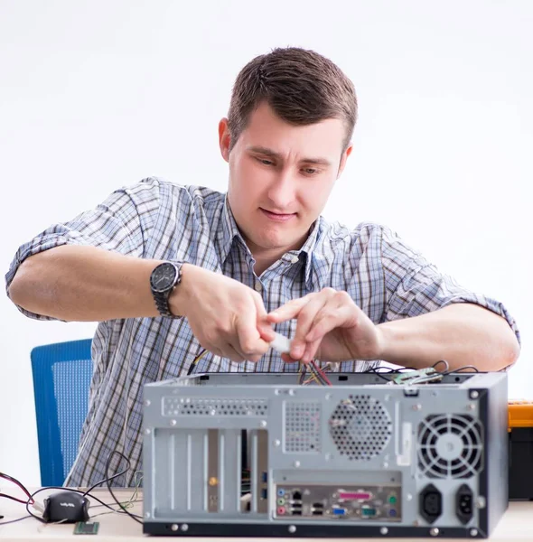 Молодой техник ремонта компьютеров в мастерской — стоковое фото