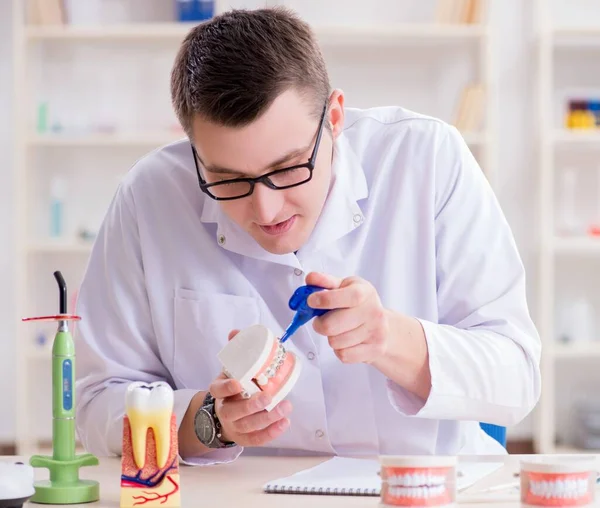 Dentista trabalhando implante de dentes em laboratório médico — Fotografia de Stock