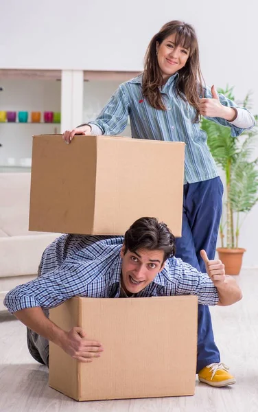 Jeune famille emménageant dans un nouvel appartement après avoir remboursé une hypothèque — Photo