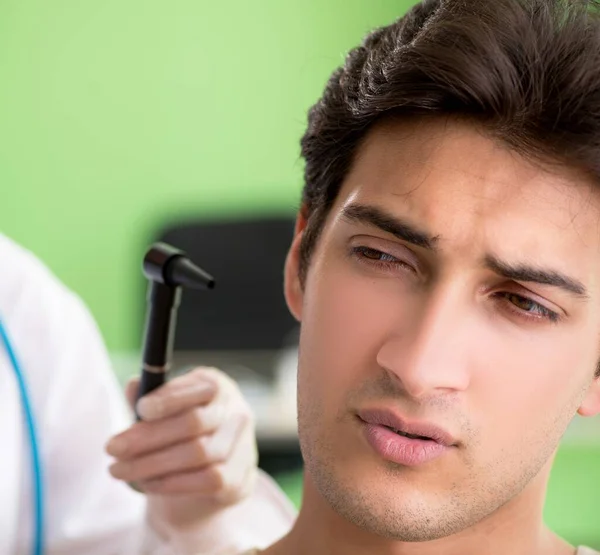 Médecin féminin vérifiant l'oreille des patients pendant l'examen médical — Photo