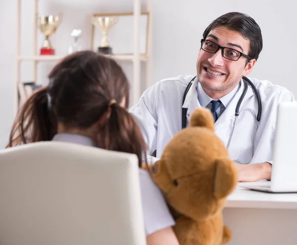 Klein meisje op bezoek arts voor regelmatige check-up — Stockfoto