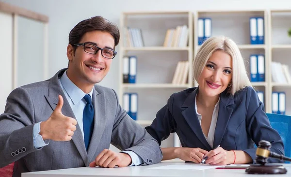 Abogado discutiendo caso legal con cliente — Foto de Stock