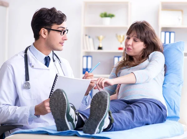 Donna incinta in visita dal medico per consultazione — Foto Stock