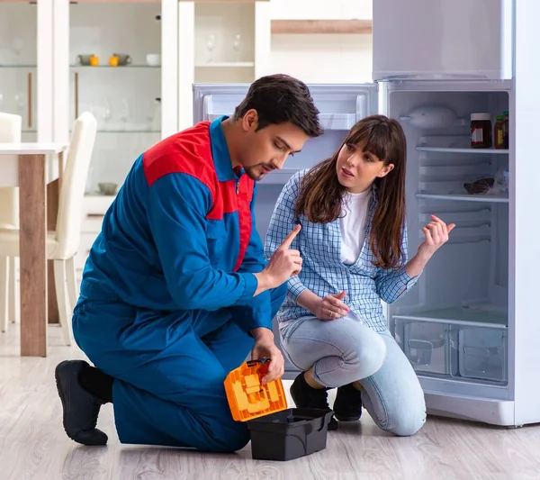 Uomo riparazione frigorifero con cliente — Foto Stock