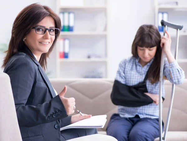 Verletzte Frau bittet Phychologen um Rat — Stockfoto