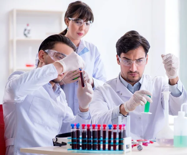 Equipo de químicos trabajando en el laboratorio —  Fotos de Stock