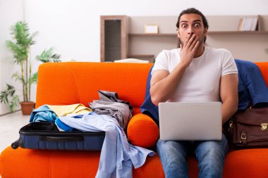 Genç öğrenci eve gitmek için hazırlanıyor.