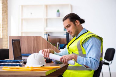 Ofiste çalışan genç erkek mimar.