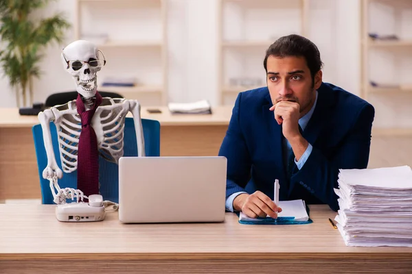 Dead employee working in the office — Stock Photo, Image