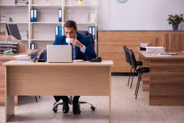 Ofiste çalışan genç bir erkek.