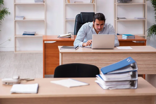 Joven empleado masculino sentado en la oficina —  Fotos de Stock