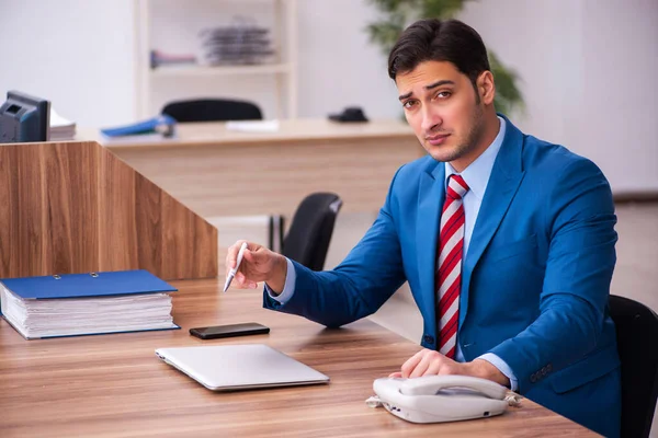 Молодой бизнесмен работает в офисе — стоковое фото