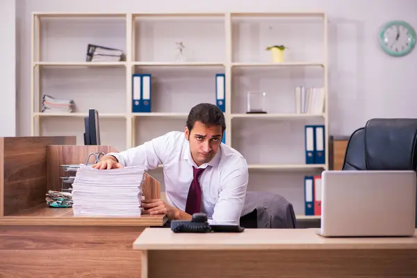 Junge männliche Mitarbeiter extrem müde von exzessiver Arbeit — Stockfoto