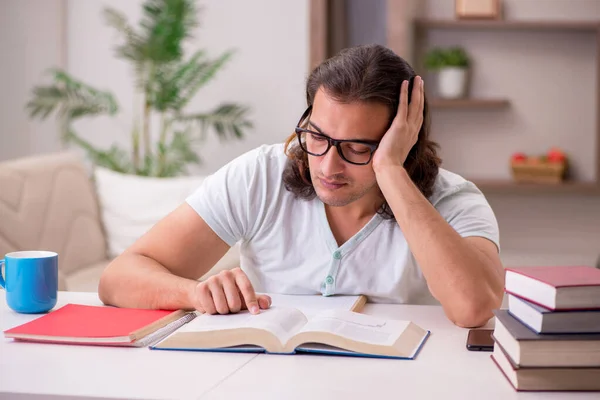 Junge männliche Studenten bereiten sich zu Hause auf Prüfungen vor — Stockfoto