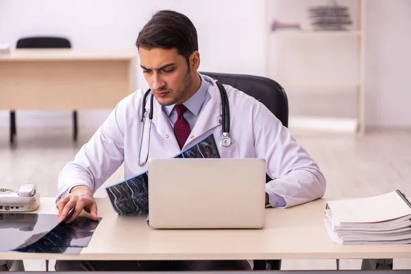 Klinikte çalışan genç bir erkek radyolog. — Stok fotoğraf