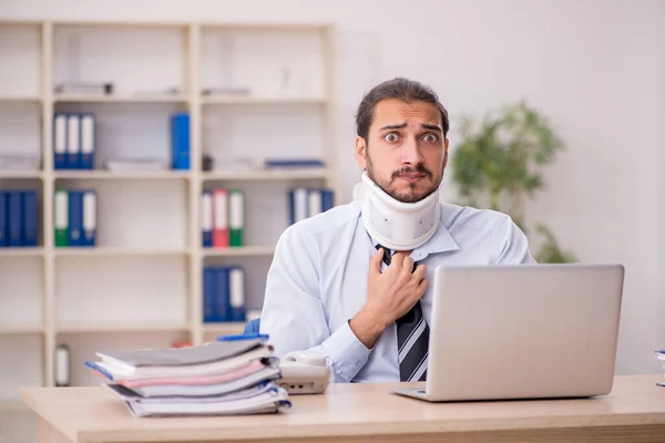 Fiatal nyaki sérült férfi alkalmazott dolgozik az irodában — Stock Fotó