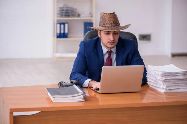 Giovane uomo d'affari cowboy che lavora sul posto di lavoro — Foto Stock
