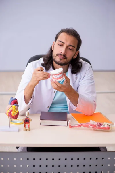 Junge männliche Studenten studieren menschliche Anatomie — Stockfoto