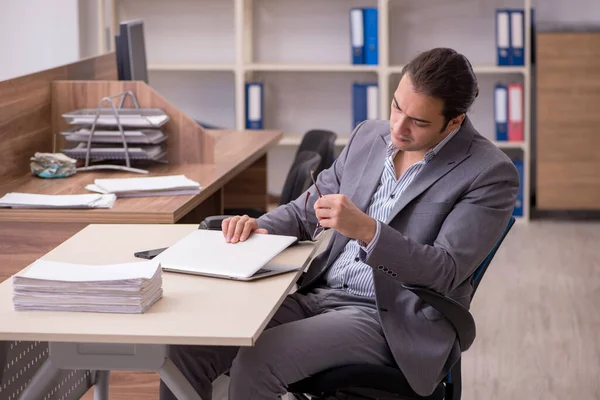 Jonge mannelijke werknemer werkzaam in het kantoor — Stockfoto