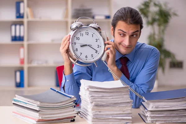 Ung manlig anställd i time management koncept — Stockfoto